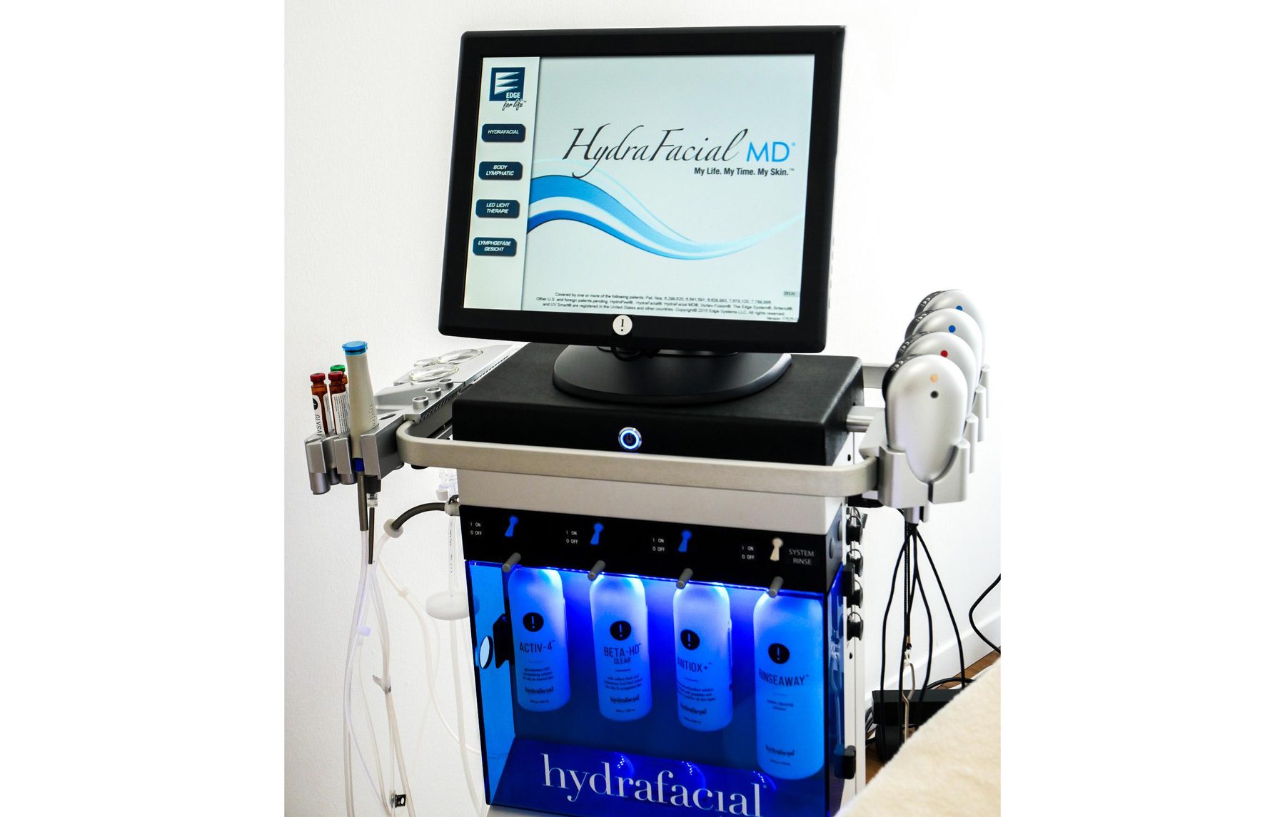 HydraFacial MD Gerät mit Vortex-Spitzen und Wirkstoff-Flaschen im Behandlungsraum