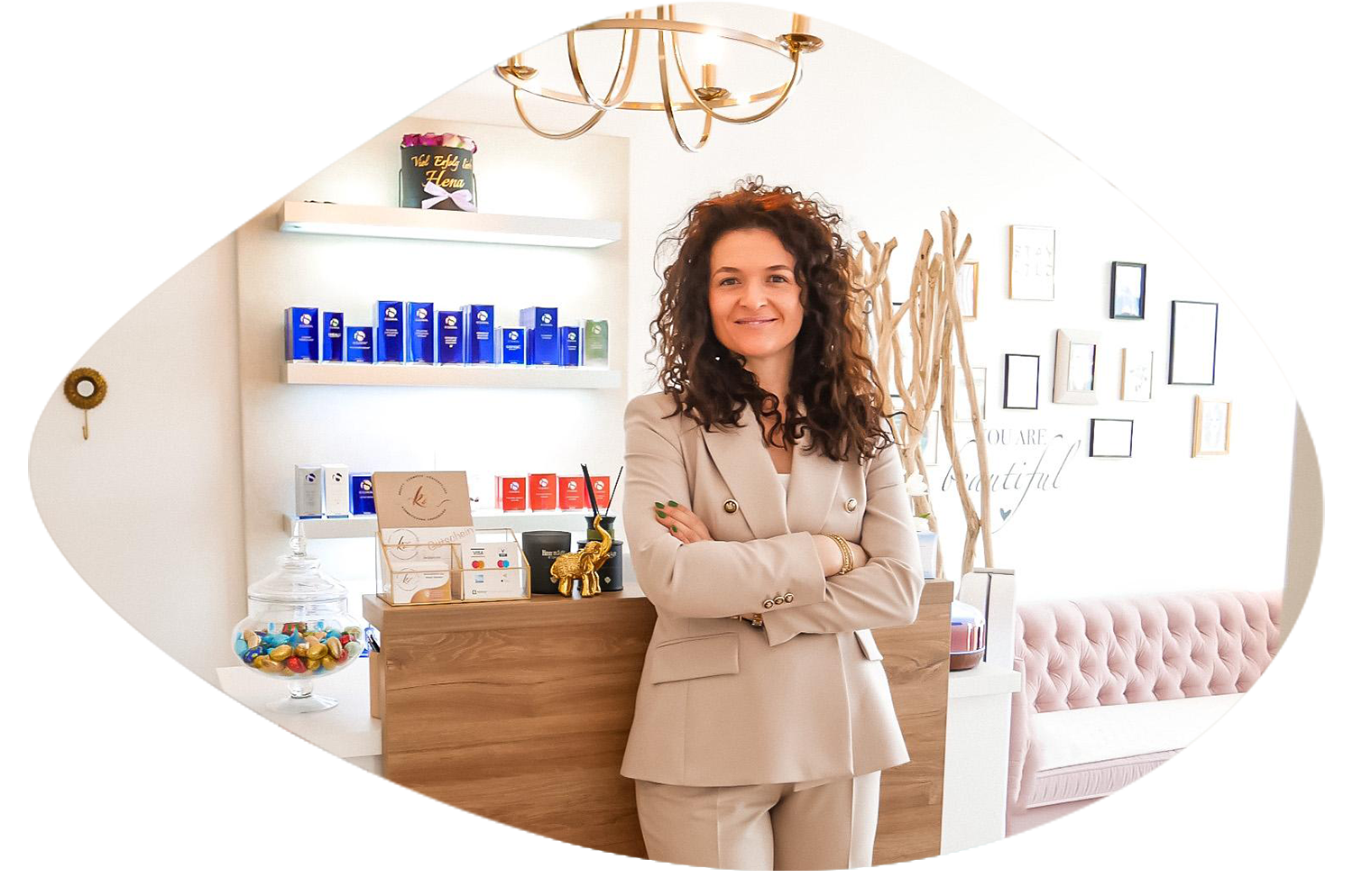 Amnihena Sinanaj Latifaj an der Empfangstheke ihres Kosmetikstudios