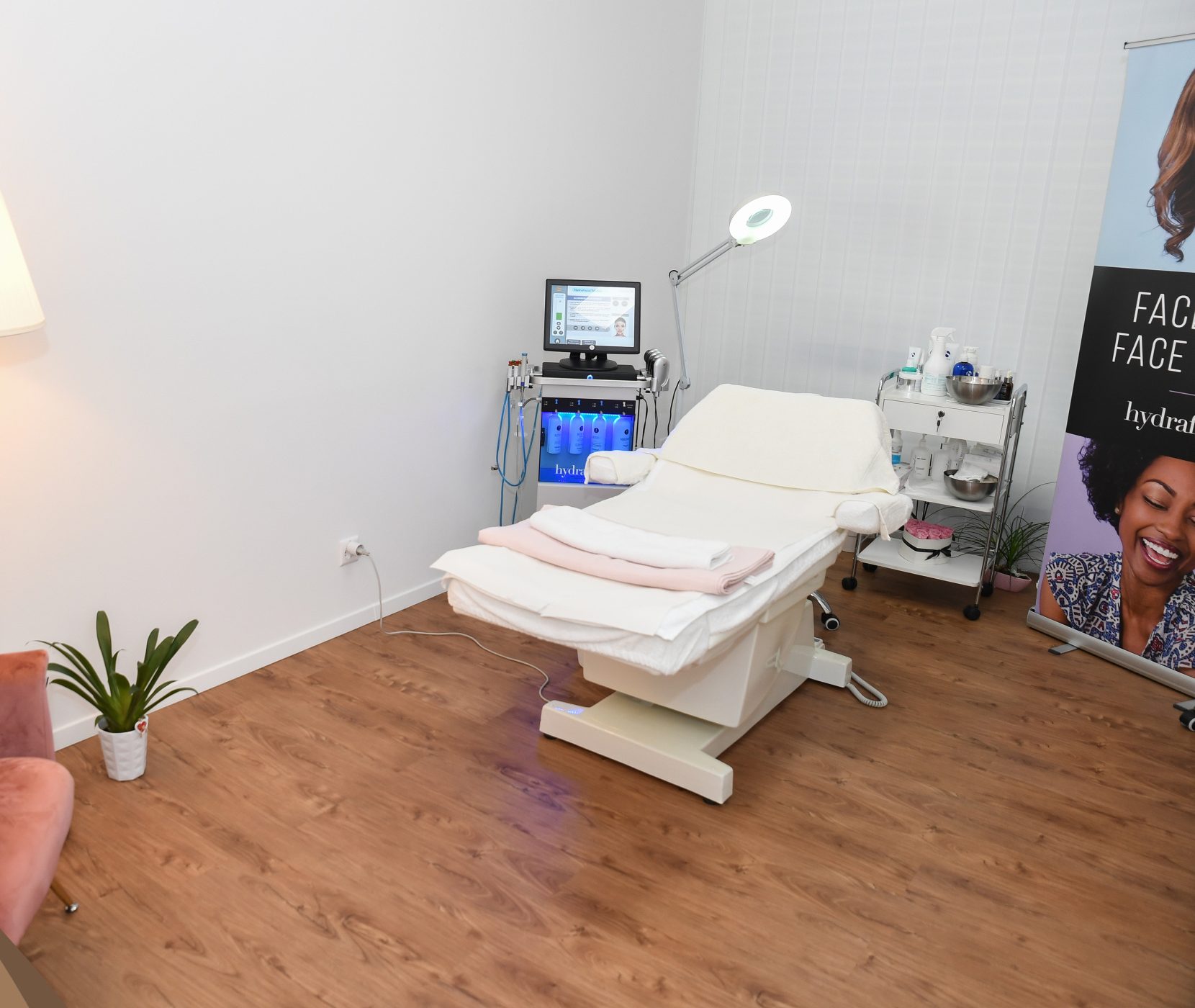 Behandlungsraum der Kosmetikzone Kreuzäcker mit Liege und HydraFacial-Gerät