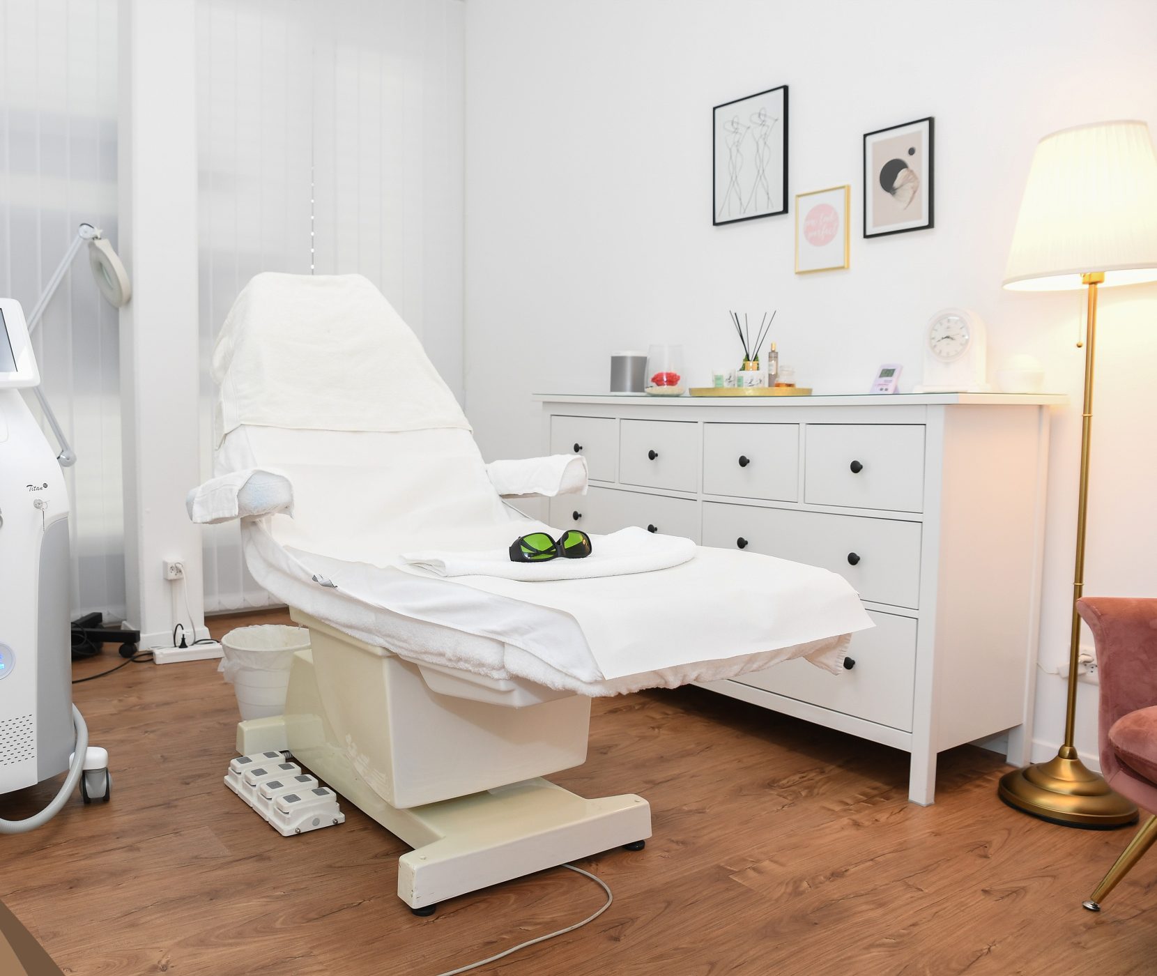 Behandlungsraum für Laser-Haarentfernung mit TITAN Gerät und Behandlungsliege