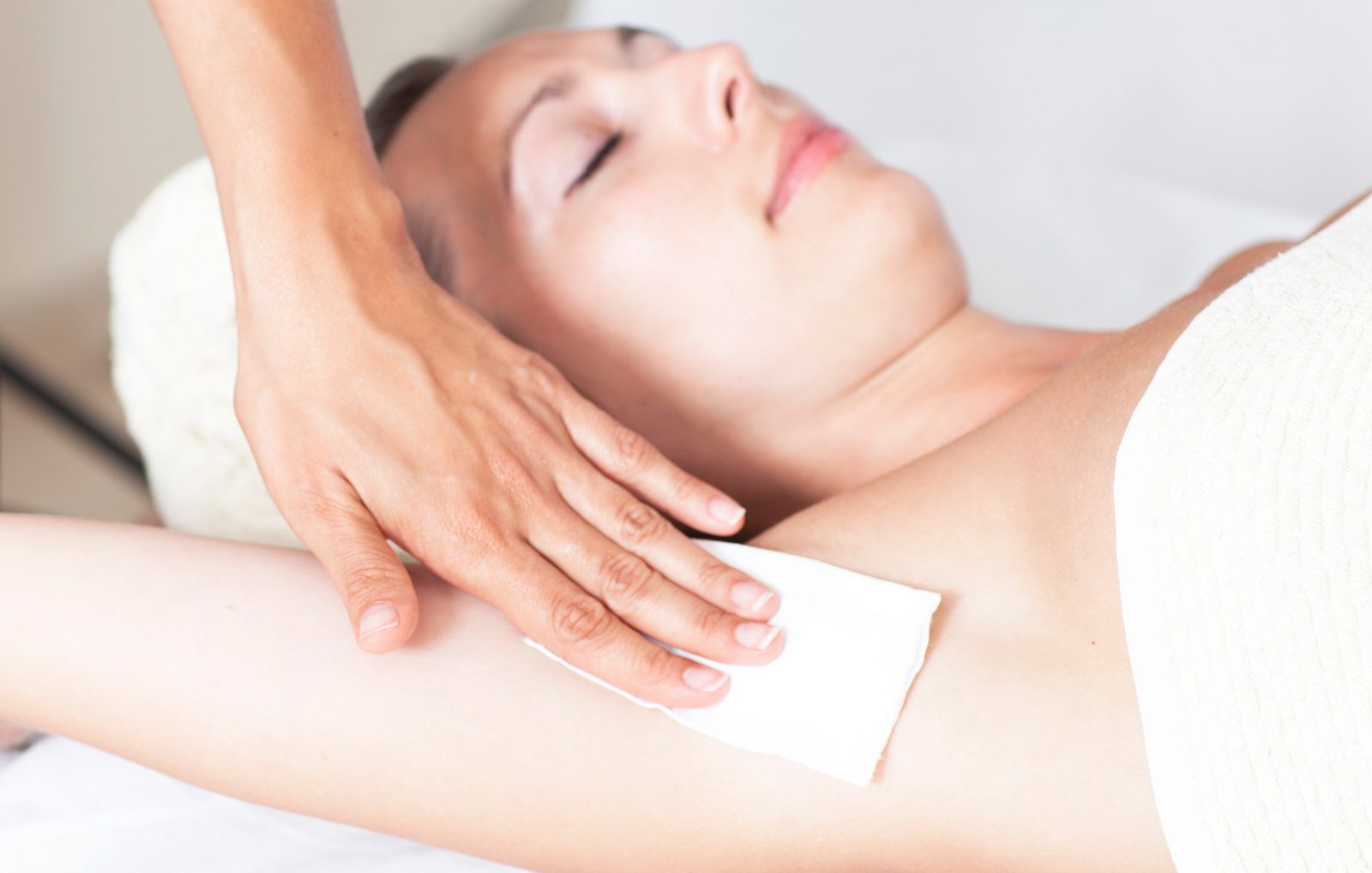 Haarentfernung mit Warmwachs am Arm
